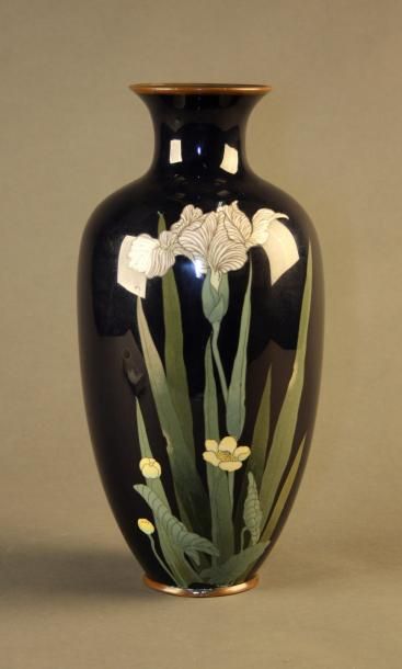 TRAVAIL FRANCAIS 1900 Vase de forme balustre en émaux cloisonnés sur cuivre à décor...
