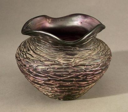 LOETZ, dans le goût Vase de forme pansue à col polylobé en verre irisé mauve et à...