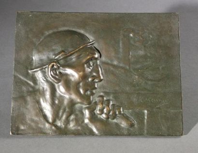 CONSTANTIN MEUNIER( 1831-1905) Bas relief en bronze patiné figurant un mineur. Signé...