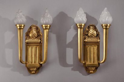 TRAVAIL FRANCAIS 1900 Paire d'appliques en bronze doré, présentant deux bras de lumière...