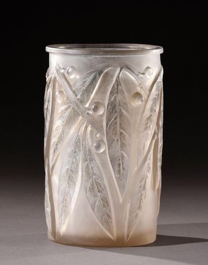 RENE LALIQUE (1860-1945) Vase rouleau à col ourlé en verre blanc moulé-pressé légèrement...
