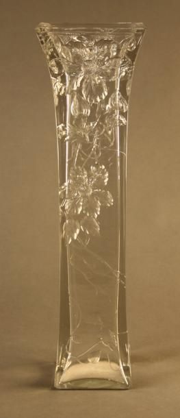 TRAVAIL FRANCAIS Important vase en verre translucide à corps quadrangulaire et col...
