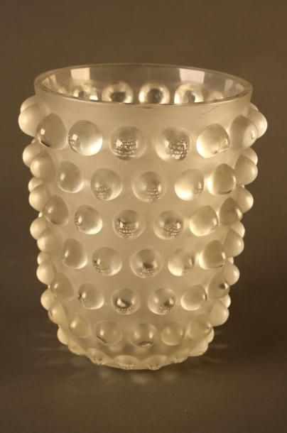 RENE LALIQUE (1860-1945) Vase en verre moulé-préssé dit "Mossi" satiné, mat et brillant....
