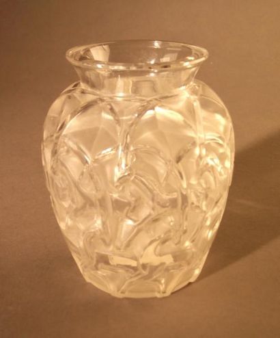 R.LALIQUE FRANCE Vase de forme balustre en verre moulépressé à décor de cervidés...