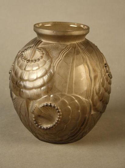 TRAVAIL FRANCAIS 1940 Vase boule en verre moulé-pressé à col évasé et à décor de...
