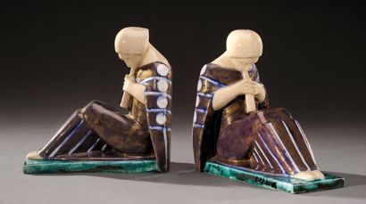 EDOUARD CAZAUX (1889 -1974) Paire de serre-livres en céramique émaillée craquelée...