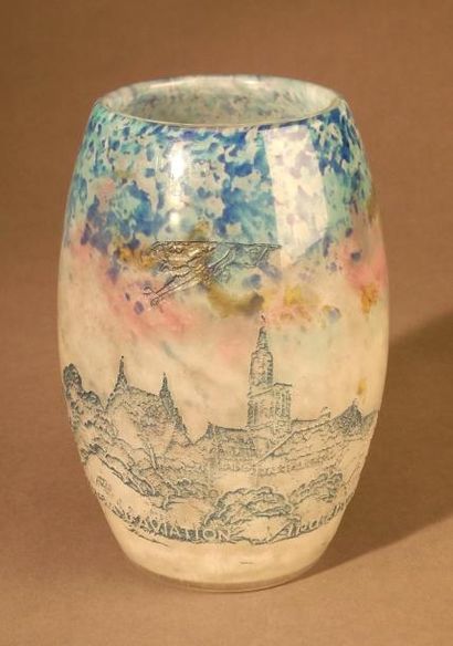MULLER FRERES LUNEVILLE Vase en verre marmoréen bleu à décor d'un avion dégagé à...
