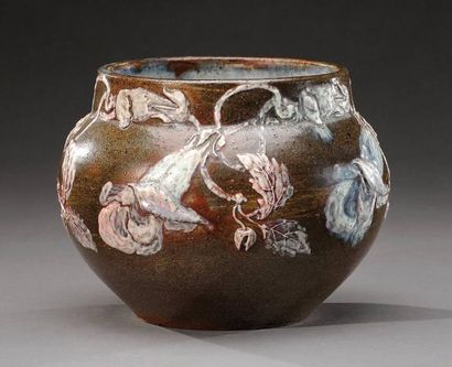 Henri Laurent DESROUSSEAUX (1862- 1906) dit ROBALBHEN Vase à panse de forme ovoïde...