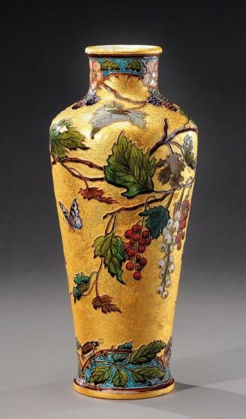 PAUL MILlET (1870-1950) Pour la MANUFACTURE DE SEVRES Vase de forme balustre à petit...