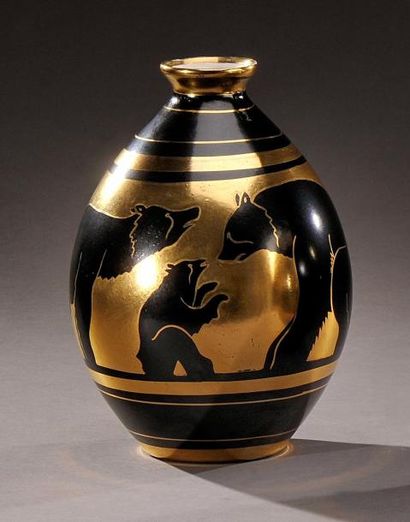 BOCH LA LOUVIERE Vase à corps ovoïde en céramique émaillée à décor en frise d'ours...