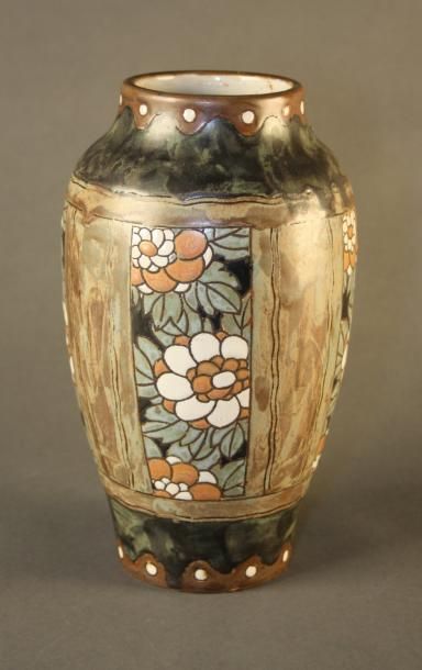GRES KERAMIS Vase à corps ovoïde et col resseré en grés émaillé polychrome à décor...