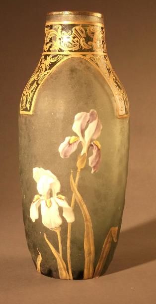 MONTJOYE SAINT DENIS Vase formant bouteille en verre givré à décor émaillé polychrome...