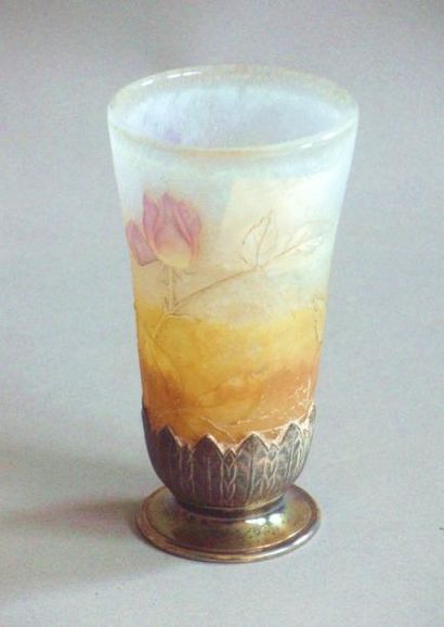 DAUM NANCY, attribué à Vase de forme tronconique en verre opalescent à fond givré...