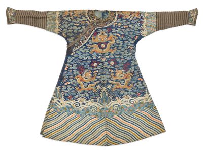 Chine XIXe siècle Grande robe de cour en soie brodée de fils or et polychromes, à...