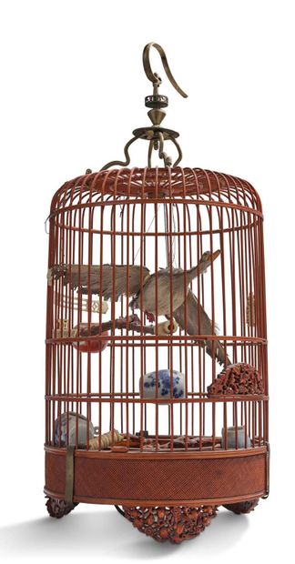 CHINE VERS 1880 Cage à oiseaux en bois, ornée d'une oie miniature avec plumes véritables,...