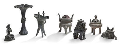 CHINE ET TIBET PÉRIODE QING Set of seven bronzes, including green Tara, two tripod...