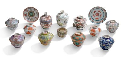 Chine XIXe siècle Lot of fourteen porcelain pieces, including nine covered bowls,...