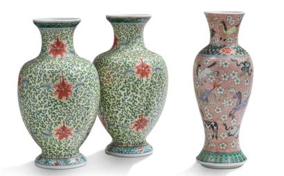 CHINE PREMIÈRE MOITIÉ XXE SIÈCLE Trois vases en porcelaine et émail polychrome, dont...