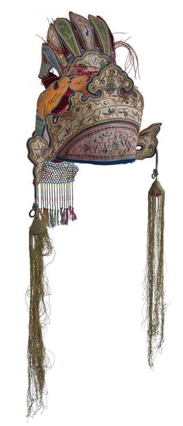 CHINE DU SUD-VIETNAM VERS 1900 Lot including a headdress made of embroidered textile...