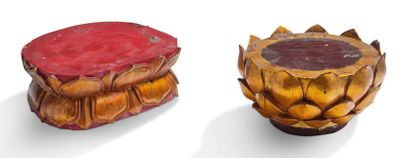 Vietnam vers 1900 Deux socles en bois rehaussés d'or, en forme de lotus.
H. 6,7 à...