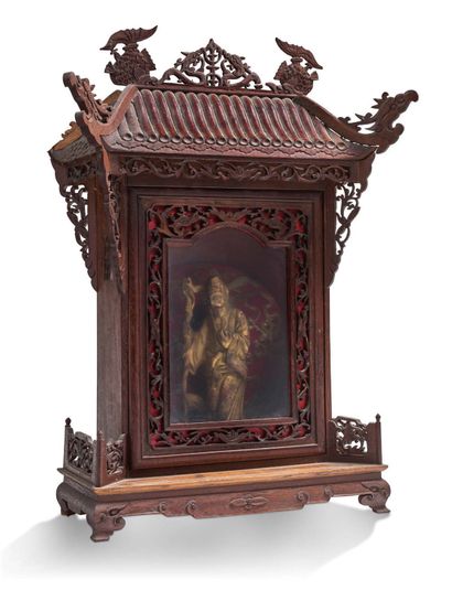 CHINE DU SUD VERS 1900 Petit temple en bois, formant vitrine, avec sujet en bois...