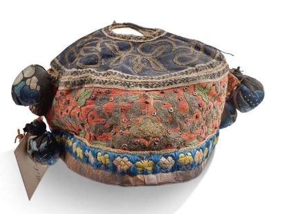 CHINE DU SUD-VIETNAM VERS 1900 Lot including a headdress made of embroidered textile...