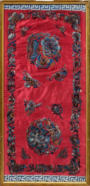 Chine XIXe siècle Deux panneaux à motifs en soie brodés polychromes, l'un reposant...