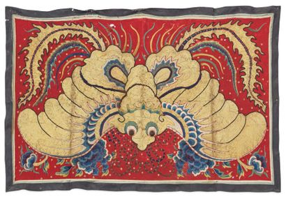 CHINE DU SUD VERS 1900 Grande tenture représentant une chauve-souris brodée au fil...