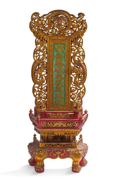 CHINE DU SUD VERS 1900 Stèle en bois laqué rouge et or, reposant sur un socle ouvragé...