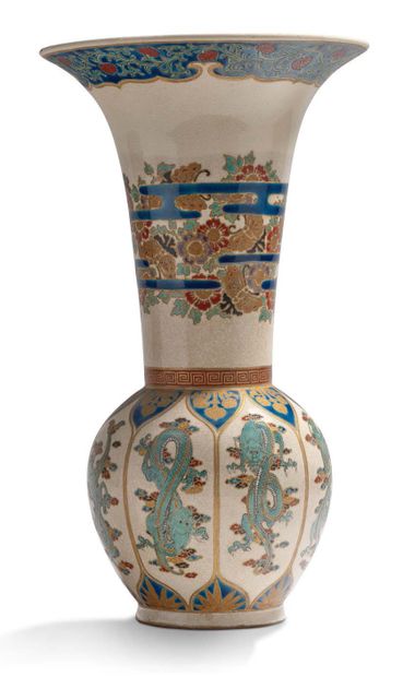 JAPON fin XIXe siècle Vase à col pavilloné en faïence de Satsuma rehaussée d'or,...