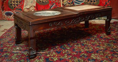 Chine XIXe siècle Table-basse en bois, ornée de deux pierres de rêves, l'une circulaire,...