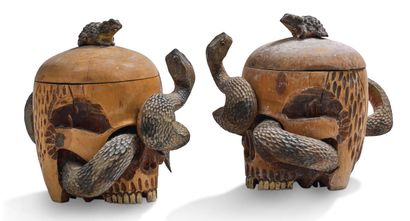 JAPON vers 1900 Two covered wooden boxes, representing two skulls crossed by snakes,...