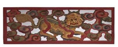 CHINE, NINGBO XIXE SIÈCLE Deux panneaux en bois laqué rouge, rehaussé d'or et vert,...