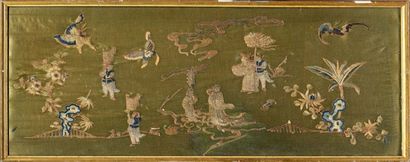 Chine XIXe siècle Trois panneaux à motifs en soie brodée polychrome, l'un reposant...