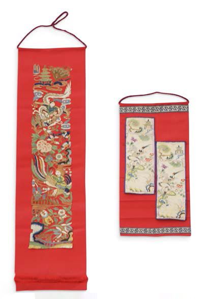CHINE PÉRIODE QING Lot comprenant trois panneaux en soie, l'un à décor sur fond rouge...