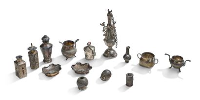 CHINE DU SUD-VIETNAM VERS 1900 Ensemble de quatorze petits objets en argent, dont...
