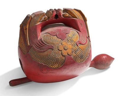 JAPON vers 1900 Grande cloche Mokugyo en bois laqué rouge et or avec son baton.
Dim....