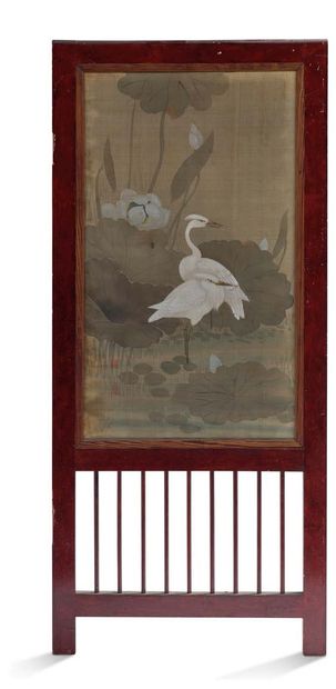 JAPON vers 1900 Six peintures sur soie montées en panneaux, représentant des oiseaux...