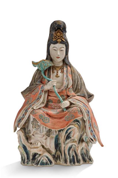 JAPON vers 1900 Sujet en porcelaine polychrome, représentant
Kannon assise sur un...