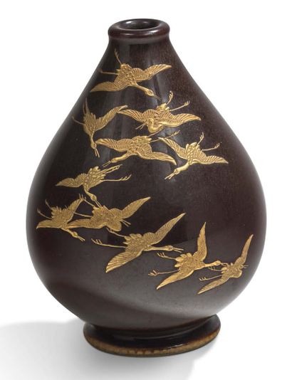 Japon Période Meiji (1868-1912) Petit vase en faïence émaillée dans le style de la...