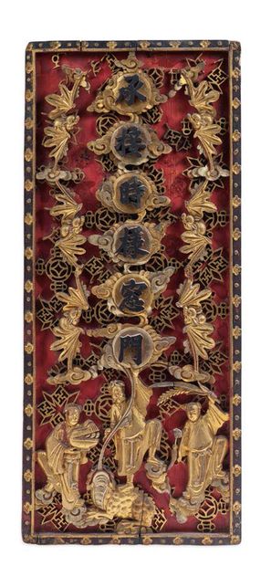 CHINE DU SUD, NINGBO VERS 1900 Deux stèles en bois laqué rouge et or, représentant...