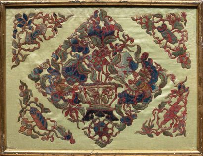 Chine XIXe siècle Trois panneaux à motifs en soie brodée polychrome, l'un reposant...