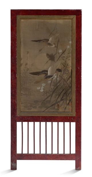 JAPON vers 1900 Six peintures sur soie montées en panneaux, représentant des oiseaux...