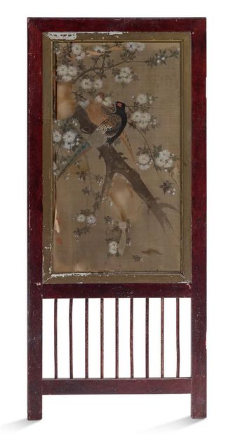 JAPON vers 1900 Six peintures sur soie montées en panneaux, représentant des oiseaux...