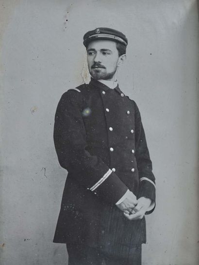 CHINE VERS 1920 
中国 二十世纪上半叶

五彩云龙纹轧道罐一对



路易·泰奥菲尔·奥德马尔 （Louis Théophile Audemard），护卫舰军

官，1865年1月9日出生于韦尔热兹（Gard），1955年4月2日卒于同城，曾任

法国海军军官和法国探险家。

作为护卫舰军官的他在1912...