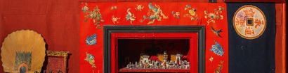 CHINE DU SUD, NINGBO FIN XIXE SIÈCLE Deux panneaux en bois doré, à décor de scènes...