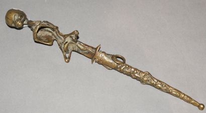 null Petite dague en bronze et son fourreau, la poignée en forme de squelette. Fin...