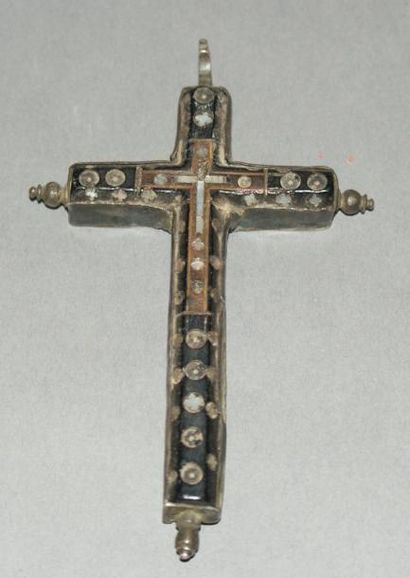 null Petite croix de pélerinage en bois noirci à incrustations contenu dans une armature...