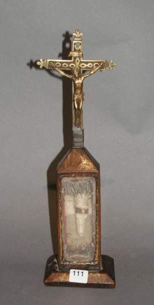 null Reliquaire en bois surmonté d'un christ en croix en bronze. Début du XIXème...