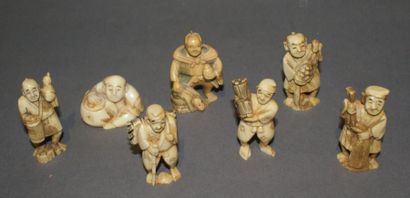 null Ensemble de sept netsukés en ivoire représentant des personnages. Japon vers...